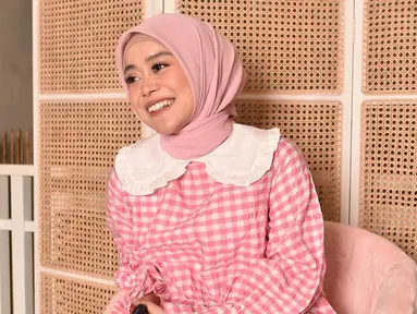Gaya penampilan Lesty Kejora dengan outfit merah muda memang mencuri perhatian publik. Penampilan perempuan 5 Agustus 1999 terlihat lebih bersinar. Terlebih jika Lesty tersenyum manis yang membuatnya kian memesona. (Liputan6.com/IG/@lestykejora)