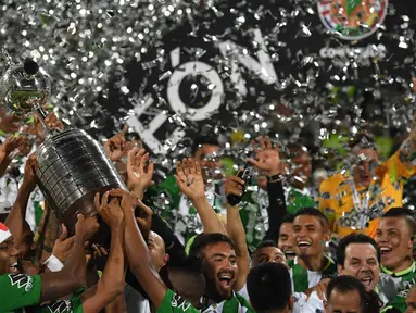 Pemain Atletico Nacional Kolombia merayakan gelar juara Copa Libertadores 2016 di Stadion Atanasio Girardot, Medellin, Kolombia. (AFP/Luis Acosta)