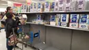 Warga membeli beberapa kotak tisu di Walmart Supercenter di Vancouver, Kanada, pada 14 Maret 2020. Lebih dari 200 kasus virus corona COVID-19 telah dilaporkan di Kanada. (Xinhua/Liang Sen)