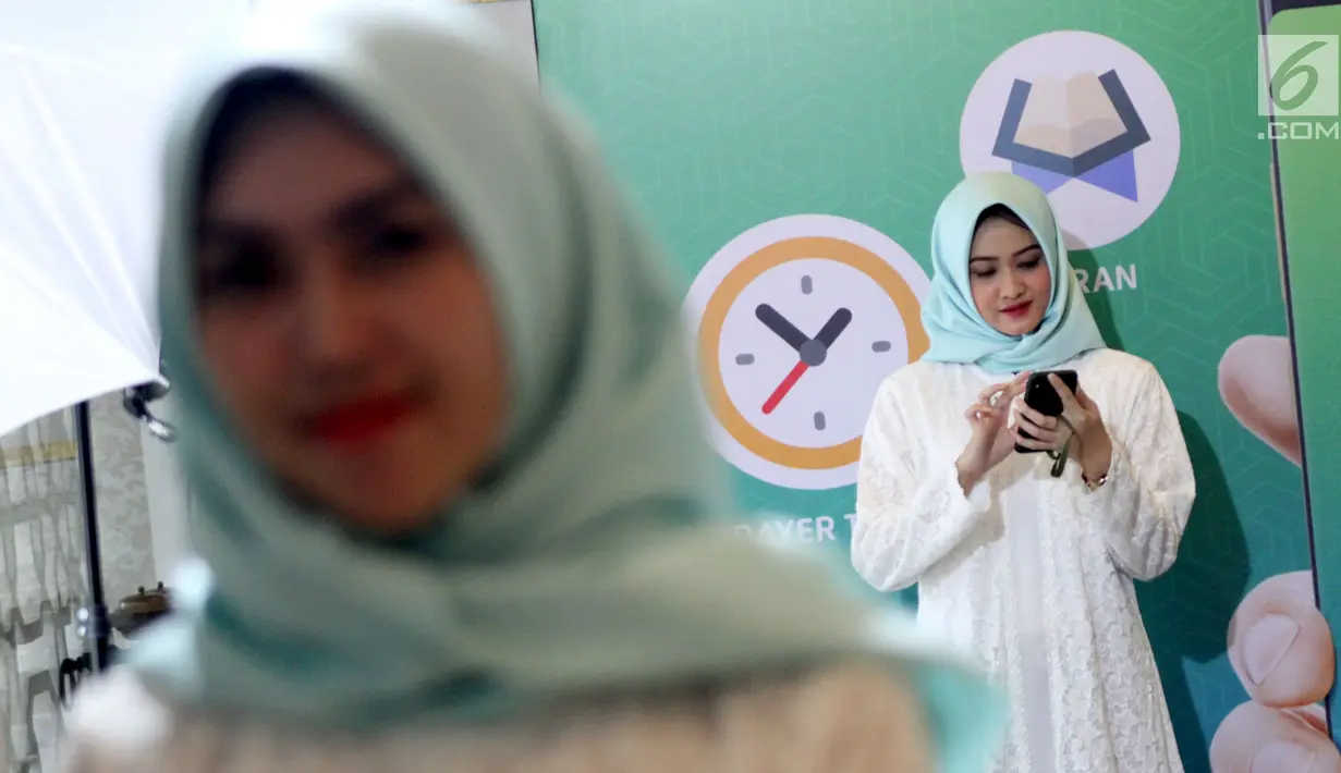 Model melihat aplikasi muslim berbasis komunitas bernama "umma", Jakarta, Kamis (25/4). Aplikasi dengan fitur penunjang ibadah, konten islami yang dipersonalisasi kecerdasan buatan dan fitur komunitas memiliki misi untuk mempermudah umat muslim Indonesia menjadi khairu ummah. (Liputan6.com/HO/Ading)