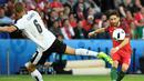 Portugal memang hanya bermain imbang 0-0 melawan Austria, tapi Joao Moutinho pantas menjadi bintang. Dia melepaskan 82% umpan berhasil dan menciptakan satu peluang. (AFP/Lionel Bonaventure)