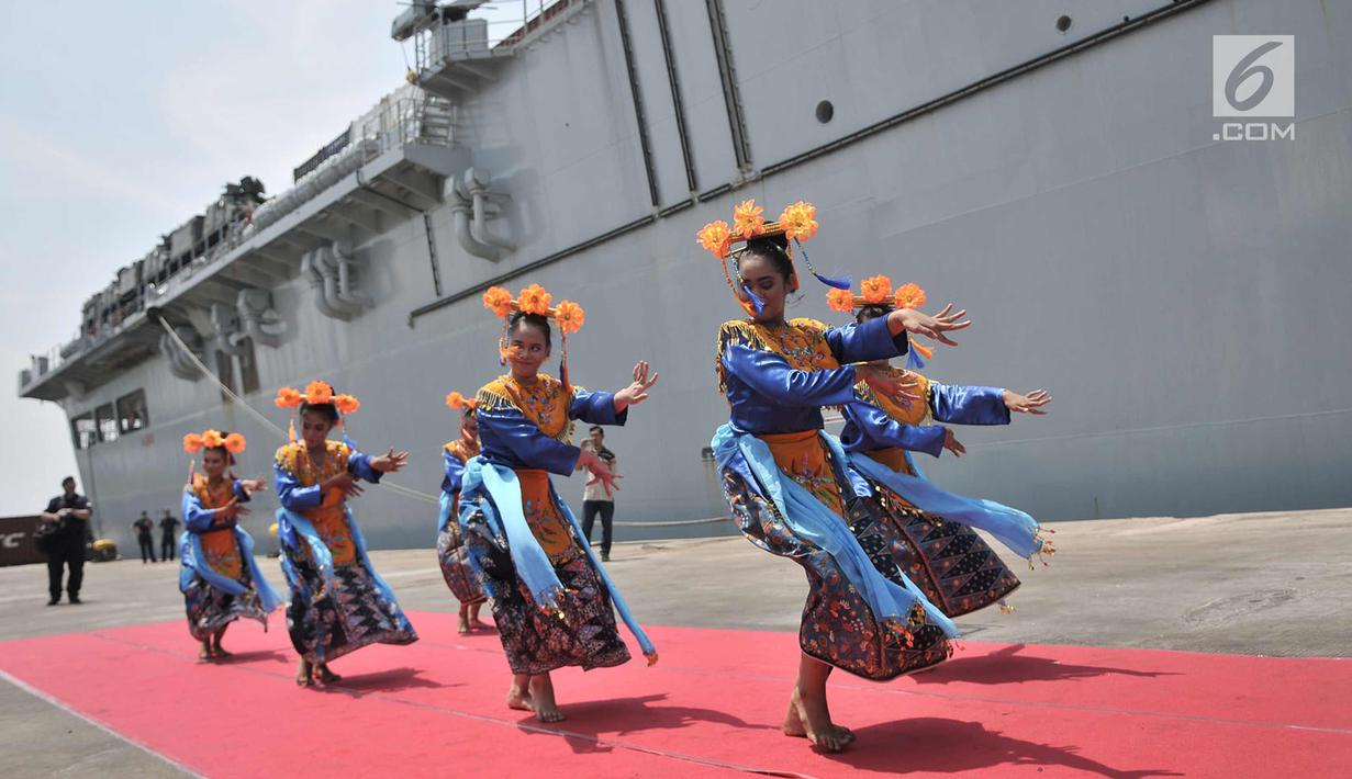 Tarian tradisional saat menjamu kedatangan Kapten beserta awak HMS Albion di Pelabuhan Tanjung Priok, Jakarta, Minggu (22/4). Kapal HMS Albion rencananya akan bersandar selama tiga hari di Jakarta. (Merdeka.com/Iqbal S. Nugroho)