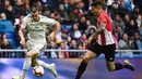 Aksi Gareth Bale melakukan manuver ke janung pertahanan Bilbao pada laga lanjutan La Liga di pekan ke-33 yang berlangsung di Stadion Santiago Bernabeu, Madrid, Minggu (21/4). Real Madrid menang 3-0 atas Bilbao. (AFP/Gabriel Bouys)