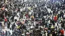 Suasana stasiun kereta api Timur Hangzhou selama puncak perjalanan menjelang Tahun Baru Imlek di provinsi Zhejiang, China (20/1/2023). Tahun Baru Imlek tahun ini menandai tahun kelinci air yang jatuh pada tanggal 22 Januari. (AFP/Hector Retamal)