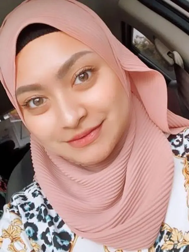 Inspirasi 5 Gaya Pashmina Plisket ala Natalie Holscher hingga Ria Ricis