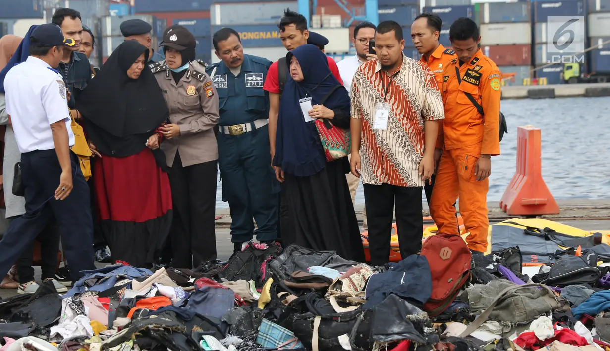 Keluarga korban jatuhnya pesawat Lion Air JT 610 dikawal petugas melihat barang-barang temuan di Pelabuhan JICT 2, Jakarta, Rabu (31/10). 189 orang menjadi korban jatuhnya pesawat Lion Air JT-610 pada Senin (29/10) lalu. (Liputan6.com/Helmi Fithriansyah)