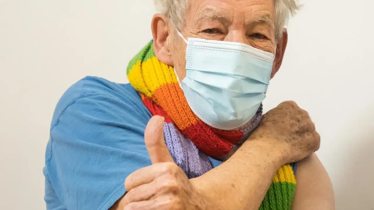 Sir Ian McKellen saat menerima vaksin Corona Covid-19. (Foto: National Health Service England. Twitter/ NHSEngland)