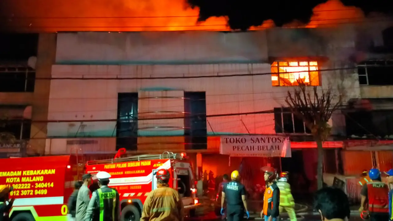 Kebakaran Hebat Lahap Gudang Toko di Kota Malang, Mobil Turut Hangus Terbakar