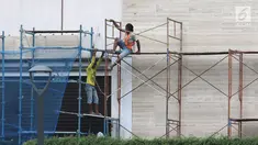 Pekerja memasang dinding di salah satu bangunan di Jakarta, Selasa (15/1). Kementerian Ketenagakerjaan (Kemenaker) mencatat telah terjadi 157.313 kecelakaan kerja sepanjang tahun 2018. (Liputan6.com/Angga Yuniar)