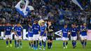 Para pemain Schalke tampak kecewa usai dikalahkan Bayern Munchen  pada laga Bundesliga di Veltins-Arena, Gelsenkirchen, Sabtu (24/8). Schalke kalah 0-3 dari Munchen. (AFP/Uwe Kraft)