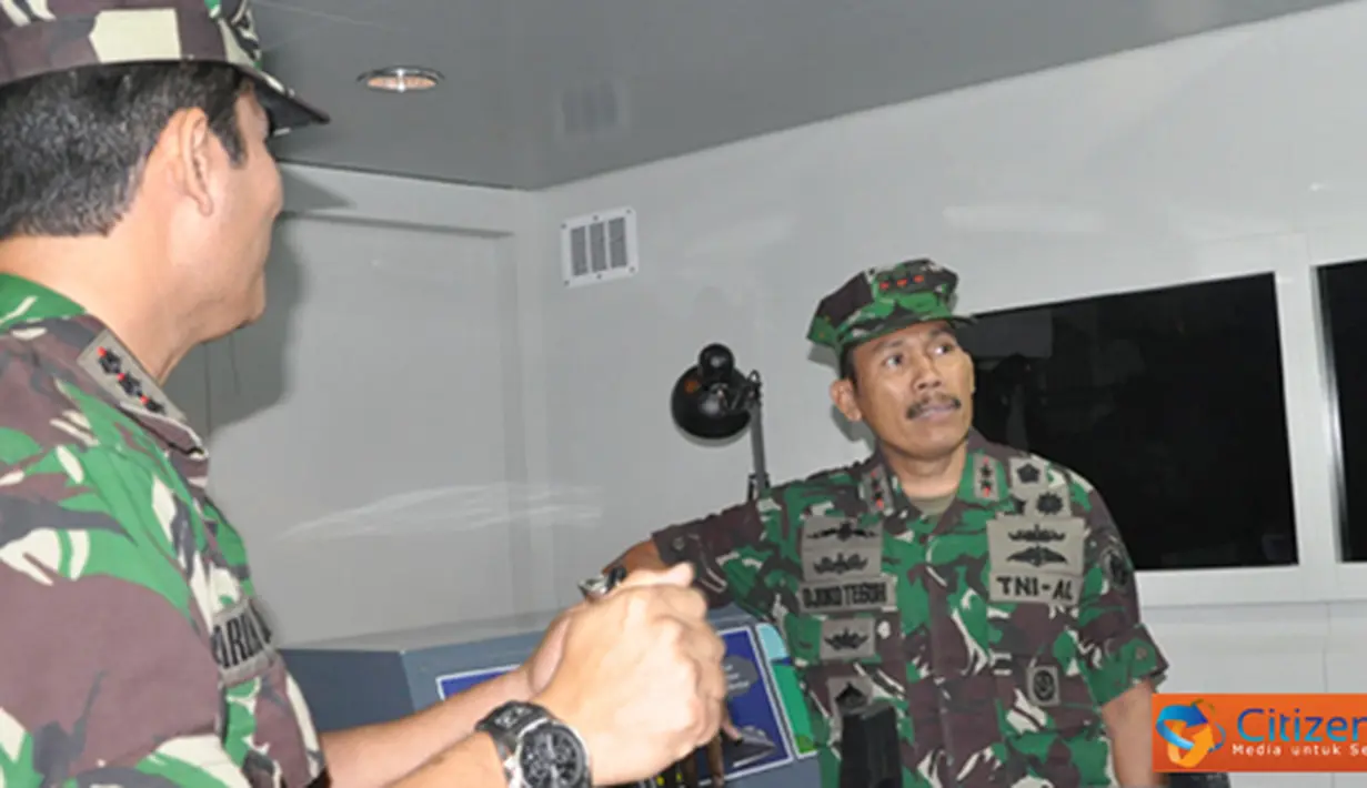 Citizen6, Surabaya: Dankobangdikal Laksda TNI Djoko Teguh Wahojo menerima penjelasan Danpulatlekdalsen 1, Kolonel Laut (P) Aria Cakra Wibawa. (Pengirim: Penkobangdikal).