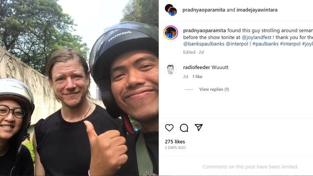 Penggemar Interpol Band Berfoto dengan Paul Banks