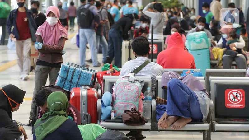 Hiruk Pikuk Stasiun Pasar Senen Jelang Pelarangan Mudik Lebaran 2021