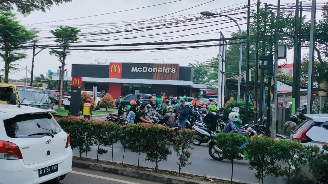 Sejumlah restoran McDonald's di Tangerang dikerumuni atau dipadati ratusan sopir ojek online (ojol). Pasalnya hari ini para pecinta boy band asal Korea Selatan, BTS tengah memburu menu BTS Meal.
