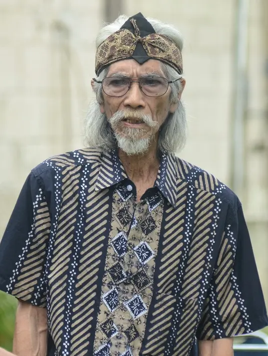 Yok Koeswoyo, adik dari mendiang Yon ini merupakan Bassist dari grup musik Koes Plues, dimana Yon sebagai sang vokalis. Pria kelahiran 1943 ini pastinya sangat sedih atas kepergian kakak tercintanya. (Adrian Putra/Bintang.com)