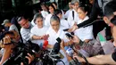 Lia Eden memberikan keterangan pers terkait kedatangannya ke kantor KPK, Jakarta, Senin (16/2/15). Lia menerangkan kedatangannya untuk mendoakan KPK.(Liputan6.com/Faisal R syam)