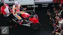 Pembalap tim Repsol Honda, Marc Marquez saat memberikan coaching clinic di Sentul, Jawa Barat, Selasa (25/10). Coaching clinic ini diikuti oleh 16 pembalap muda binaan dari AHM. (Liputan6.com/Angga Yuniar)