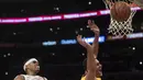 Pebasket Los Angeles Lakers, Larry Nance Jr, terjatuh berebut bola dengan pebasket Detroit Pistons, Tobias Harris, pada laga NBA di Staples Center, California, Selasa (31/10/2017). Lakers menang 113-93 atas Pistons. (AP/Kyusung Gong)