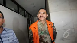 Raja Bonaran Situmeang keluar dari ruang persidangan di Pengadilan Tipikor, Jakarta, Senin (16/3/2015). Majelis hakim menolak nota keberatan (eksepsi) Bonaran atas dakwaan Jaksa KPK. (Liputan6.com/Helmi Afandi)