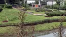Petugas merapikan rumput di kawasan Taman Piknik, Jakarta, Minggu (20/1). Taman seluas 1 hektar ini menjadi salah satu tempat warga untuk menghabiskan waktu luang di hari libur. (Liputan6.com/Helmi Fithriansyah)