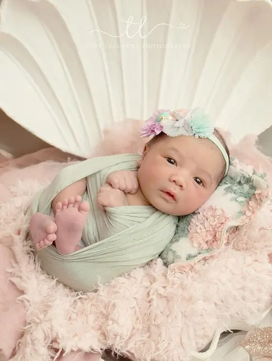<p>Azura Humaira Nur Atta atau yang lebih akrab dengan sebutan Baby Azura saat menjalani pemotratan saat usia 10 hari. Azura tampak lucu dan menggemaskan dengan tubuh dibalut kain. [Instagram/azuraatta]</p>