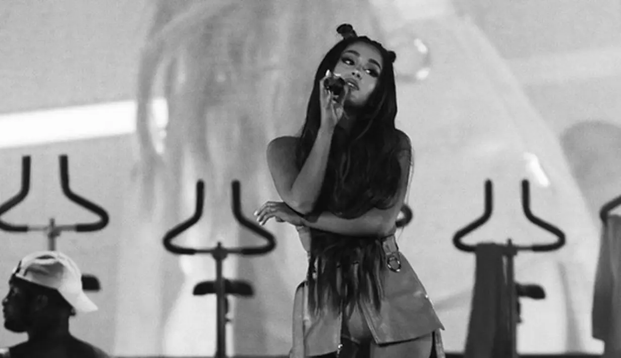 Tak melepas tanggung jawa begitu saja, Ariana Grande hingga kini masih peduli dengan para korban ledakan bom di konsernya di Manchester beberapa bulan lalu. Pasca ledakan, Ariana pun sempat terpuruk. (Instagram/arianagrande)