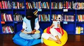 Pengujung membaca buku kesukaan mereka yang tersedia di Perpustakaan Taman Literasi Martha Christina Tiahahu, Blok M, Jakarta, Sabtu (10/6/2023). (merdeka.com/Imam Buhori)