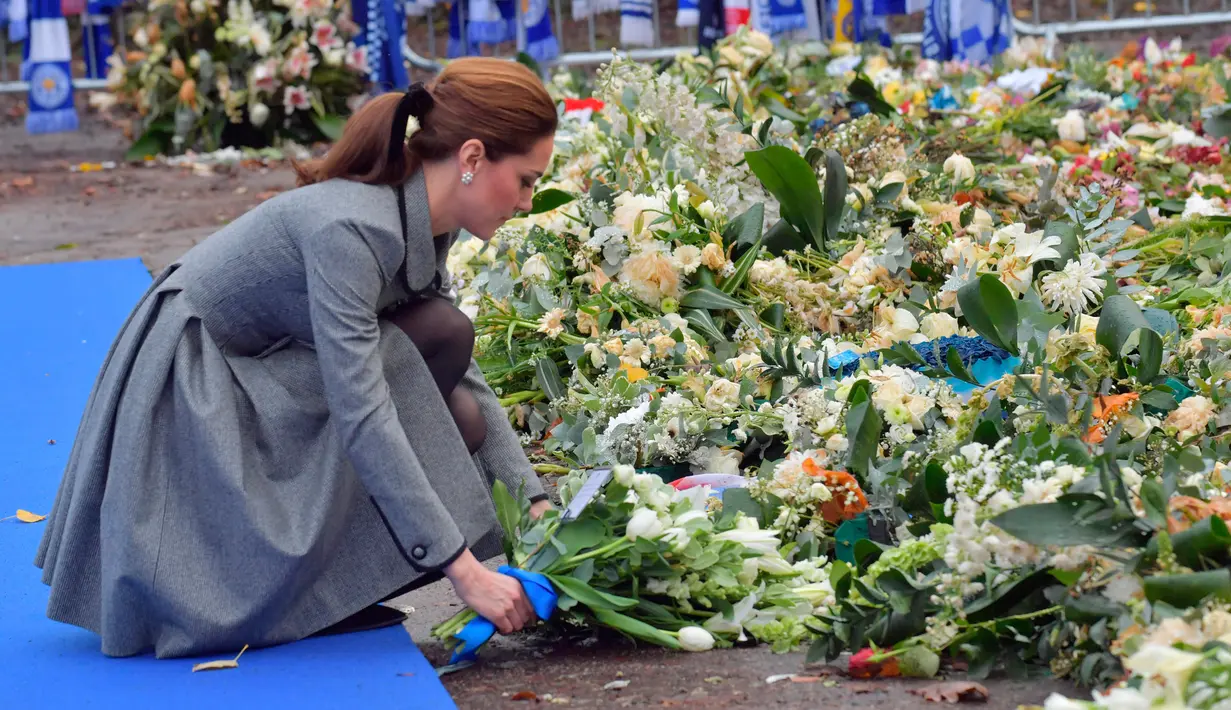 Kate Middleton meletakkan karangan bunga di depan markas Leicester City, Stadion King Power, di Inggris, Rabu (28/11). Kate Middleton memberikan penghormatan kepada korban tewas dalam kecelakaan helikopter pada 27 Oktober 2018 (Arthur Edwards/Pool via AP)