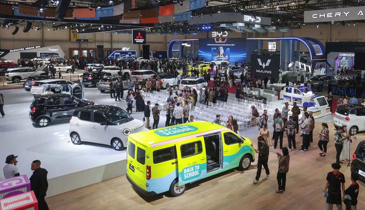 Pengunjung menyaksikan deretan mobil terbaru saat Exclusive Media Day GAIKINDO Indonesia International Auto Show (GIIAS) 2026 di Indonesia Convention Exhibition (ICE) BSD City, Tangerang, Rabu, 29 Juli 2026. (KLY/ Budy Santoso)