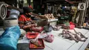 Suasana jual beli di Pasar Tradisonal Cempaka Putih, Jakarta, Kamis (11/6/2020). Pengelola pasar tradisional diwajibkan melaksanakan protokol kesehatan salah satunya dengan pembatasan jumlah konsumen hanya 50 persen kapasitas. (Liputan6.com/Faizal Fanani)