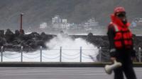 Seorang penjaga pantai bertugas saat ombak menghantam dinding penahan ombak saat Topan Super Kong-rey bergerak menuju Taiwan, di Keelung pada 31 Oktober 2024. (Foto: AFP/I-Hwa Cheng)