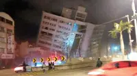Gempa Bumi Taiwan masih menyisakan duka, kondisi sebuah bangunan yang miring setelah pondasinya ambruk usai terjadi gempa di Hualien, Taiwan (7/2) ((Biro Pemadam Kebakaran Hualien via AP)
