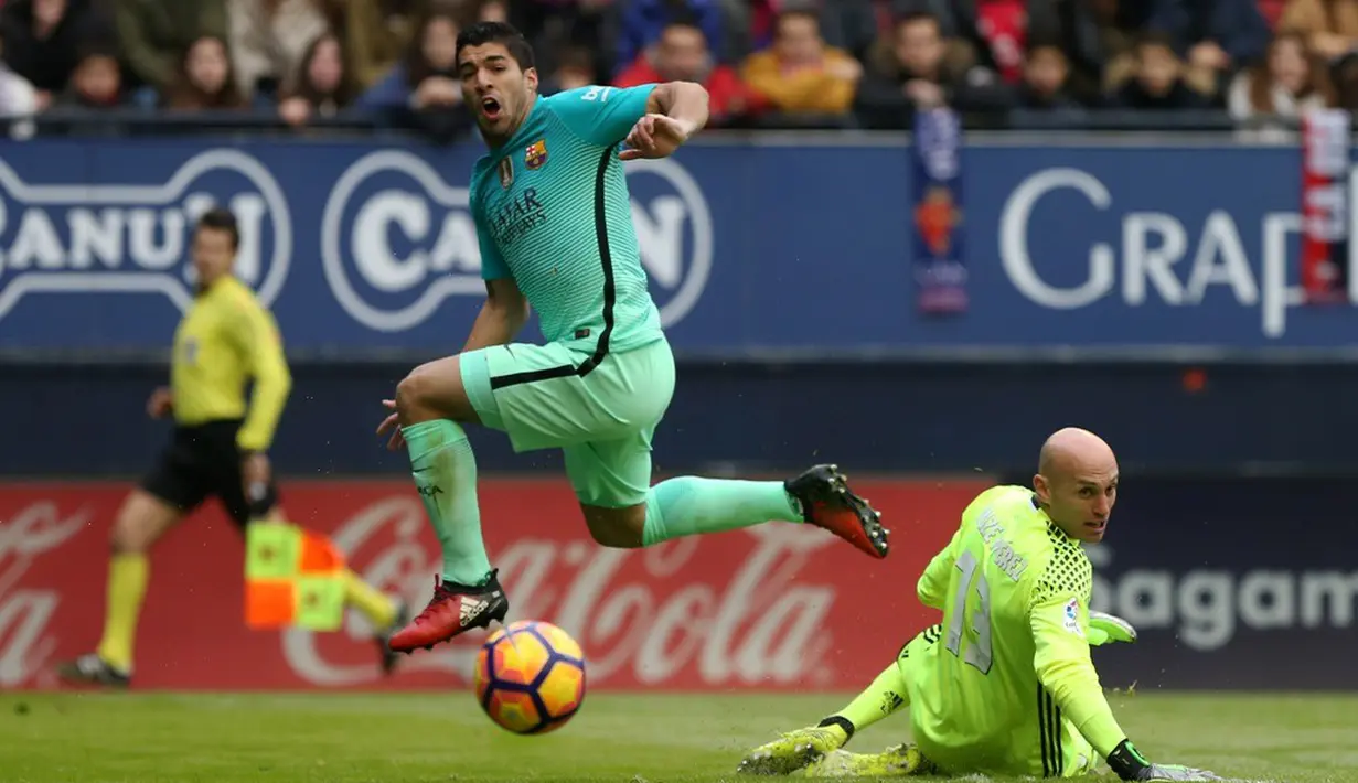 Striker Barcelona, Luis Suarez, melewati hadangan kiper Osasuna, Nauzet Perez. (AFP/Cesar Manso)