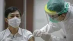 Wakil Menteri Kesehatan Dante Saksono Harbuwono menjalani vaksinasi virus corona COVID-19 di RSCM, Jakarta, Kamis (14/1/2021). Menteri Kesehatan Budi Gunadi Sadikin menuturkan, tahap awal program vaksinasi COVID-19 akan menyasar tenaga kesehatan. (Liputan6.com/Faizal Fanani)