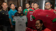 Gelandang Timnas Indonesia, Stefano Lilipaly, foto bersama fans saat berada di Hotel Lor In, Jawa Barat, Jumat (2/12/2016). Keramahan Lilipaly membuat fans sukacita. (Bola.com/Vitalis Yogi Trisna)