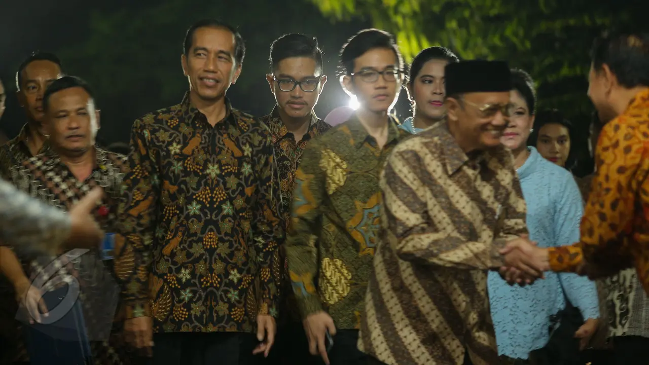 Lamar Selvi untuk Gibran, Jokowi dan Keluarga Jalan Kaki