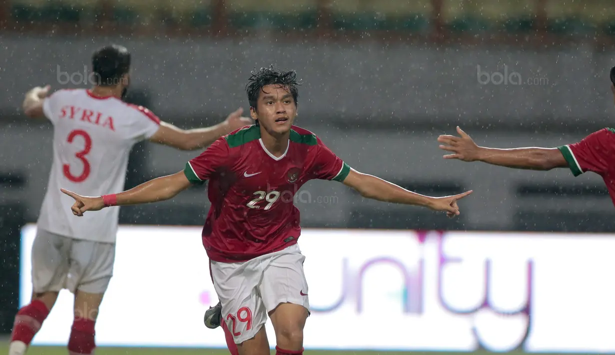 Pemain Timnas Indonesia U-23, Septian David Maulana merayakan gol ke gawang Suriah U-23 pada laga persahabatan di Stadion Wibawa Mukti, Bekasi, Rabu (16/11/2017). Indonesia kalah 2-3. (Bola.com/NIcklas Hanoatubun)