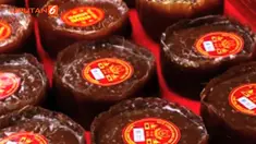 Kue keranjang identik dengan sajian khas Imlek. Ya, kue sejenis dodol itu selalu tak pernah absen dari perayaan Tahun Baru China. Sebenarnya sajian Imlek tak hanya kue keranjang saja, ada banyak menu khas seperti ikan, pangsit, dan lainnya 