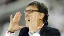 Gaya pelatih Paraguay Gerardo Martino saat memberi instruksi kepada anak-anak asuhannya di laga penyisihan Grup F PD 2010 lawan Selandia Baru di Peter Mokaba, Polokwane, 24 Juni 2010. AFP PHOTO / JUAN MABROMATA