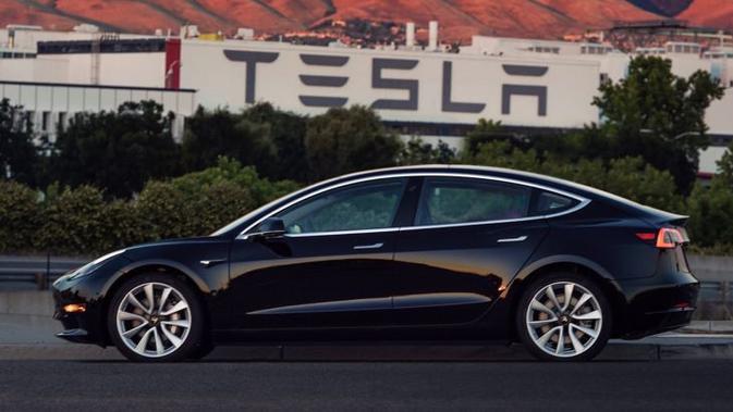 Tesla Model 3, mobil listrik ketiga Tesla siap dikirim ke konsumen. (Carscoops)