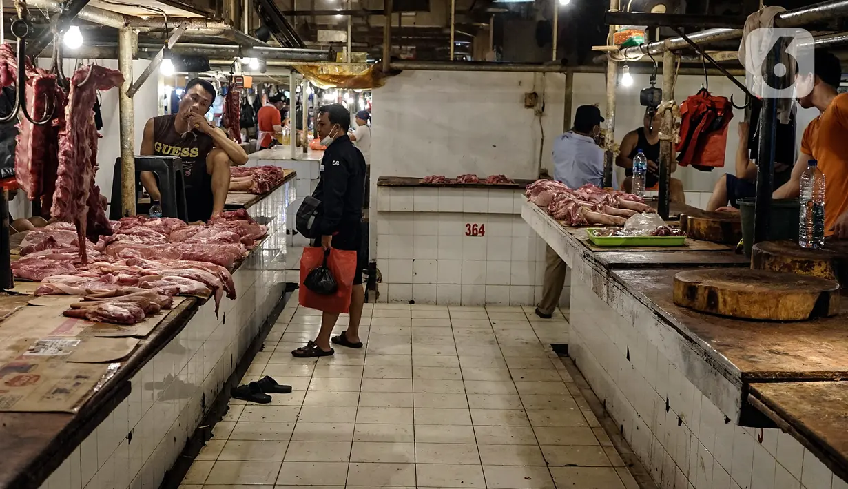 Aktivitas di los daging non halal di Pasar Senen, Jakarta, Senin (13/9/2021). Pascaviral penjualan daging anjing di Pasar Senen, lapak penjual tersebut kini sudah tak beroperasi dan jika nanti pedagang itu kembali menjual daging anjing, maka lapaknya akan ditutup permanen. (Liputan6.com/Johan Tallo)