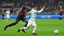 Pada menit ke-18 Mason Mount mendapat peluang emas untuk mencetak gol ke gawang AC Milan. Fikayo Tomori yang menjadi pemain terdekat coba menghalangi dengan menarik kaos gelandang Chelsea tersebut. (AFP/Alberto Pizzoli)