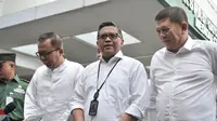 Sekjen PDIP Hasto Kristiyanto dan sejumlah sekjen partai pendukung memberi keterangan saat mendampingi bakal capres-cawapres Joko Widodo atau Jokowi-Ma'ruf Amin tes kesehatan di RSPAD Gatot Subroto, Jakarta, Minggu (12/8). (Merdeka.com/Iqbal Nugroho)