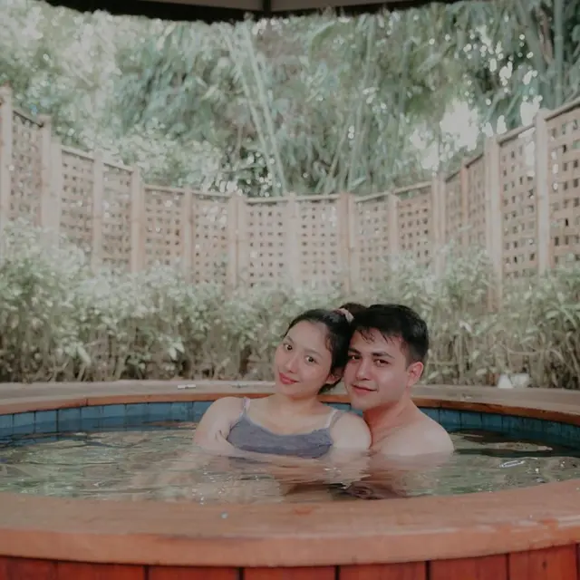 6 Potret Babymoon Adzana Bing Slamet di Dusun Bambu, Romantis Bareng Suami