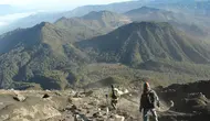 Jalur pendakian Gunung Semeru ditutup sementara guna konservasi.