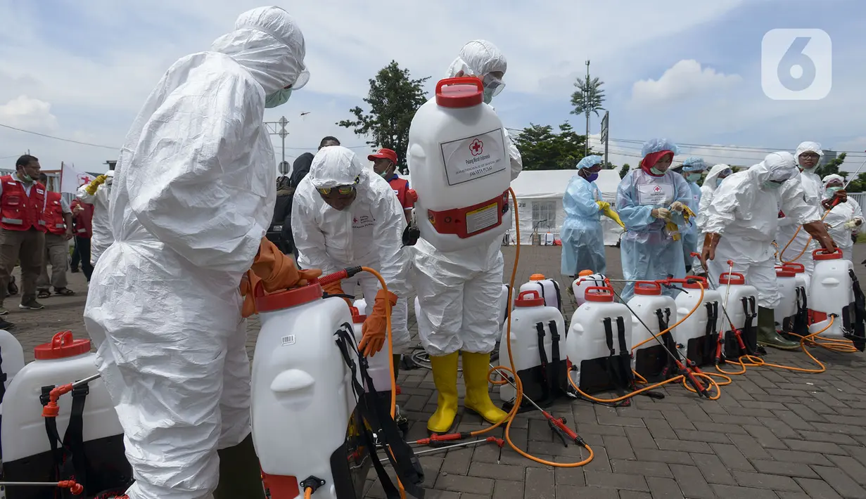 Petugas bersiap melakukan penyemprotan cairan disinfektan di Wisma Atlet Kemayoran, Jakarta Pusat, Sabtu (21/3/2020). Wisma Atlet Kemayoran bakal menampung pasien virus corona COVID-19 mulai malam nanti. (merdeka.com/Imam Buhori)