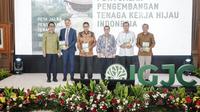 Kementerian PPN/Bappenas dengan dukungan kerja sama pembangunan dari Pemerintah Jerman, Australia, dan Bank Dunia meluncurkan Peta Jalan Pengembangan Tenaga Kerja Hijau Indonesia dalam rangka Indonesia’s Green Jobs Conference (IGJC) 2025: Turning Vision Into Action.. Peta jalan Tenaga Kerja Hijau dirancang sebagai panduan strategis dalam menyiapkan SDM untuk menghadapi tantangan transisi menuju ekonomi hijau. (Dok. Kementerian PPN/Bappenas)