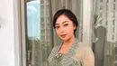 Nikita Willy memukau memadukan kebaya hijau muda yang lembut dengan kain batik cokelat gelap. Kebayanya ini memiliki detail bordir dan payet yang super cantik, serta membalut tubuhnya dengan sempurna. [Foto: Instagram/nikitawillyofficial94]