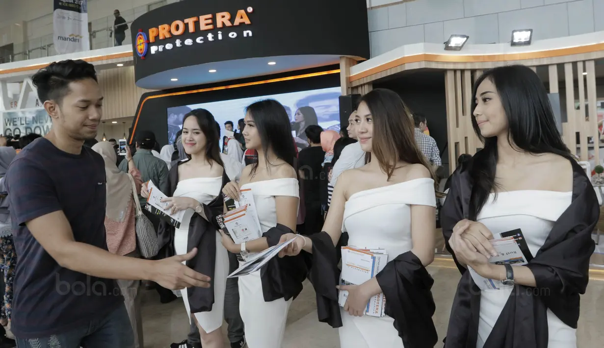SPG memberikan brosur kepada pengunjung di pameran otomotif GIIAS 2017 di ICE BSD, Tangerang, (19/8/2017).  Pameran otomotif terbesar se-Asia Tenggara tersebut menampilkan 30 merek mobil dan produk otomotif lainnya. (Bola.com/M iqbal Ichsan)