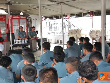 Citizen6, Jakarta: Prajurit KRI Kolinlamil mendapatkan pencerahan hukum dari Mayor Laut (KH) Teguh Sudianto, di Dermaga Mako Kolinlamil, Tanjung Priok, Jakarta, Kamis, (12/7). (Pengirim: Kadispen Kolinlamil).
